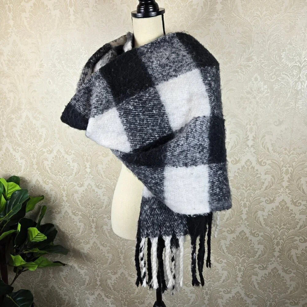 Steve Madden Black White Plaid Blanket Type Scarf Fringed Ends Cozy Comfy Winter